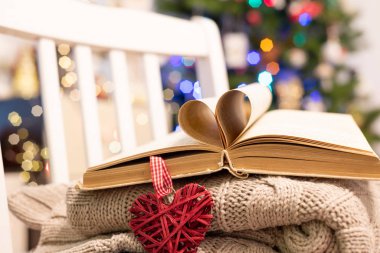 Sevgililer Günü geçmişi. Sevgililer Günü 'nün kalbi kitap çarşaflarından yapılmış. Sevgililer Günü için eski kitaptaki kırmızı kalp. Aşk, romantik, mutlu tatiller.