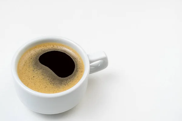 Beyaz mutfak masasında kahve fincanı espresso. Kahve fincanı yakın plan. Sabah, kahvaltı, enerji, kahve molası konsepti — Stok fotoğraf