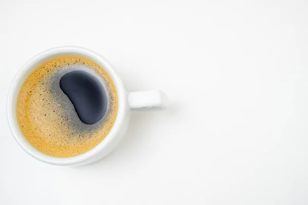 Kawa espresso na białym stole kuchennym. Zbliżenie filiżanki kawy. Rano, śniadanie, energia, koncepcja przerwy na kawę — Zdjęcie stockowe