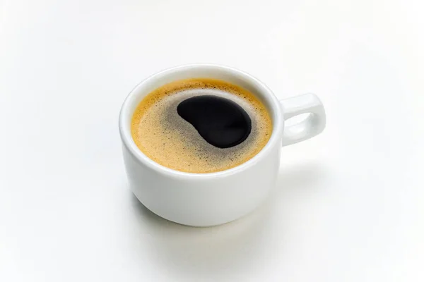 Beyaz mutfak masasında kahve fincanı espresso. Kahve fincanı yakın plan. Sabah, kahvaltı, enerji, kahve molası. — Stok fotoğraf