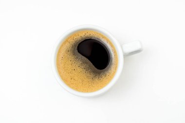 Beyaz mutfak masasında kahve fincanı espresso. Kahve fincanı yakın plan. Sabah, kahvaltı, enerji, kahve molası konsepti. 