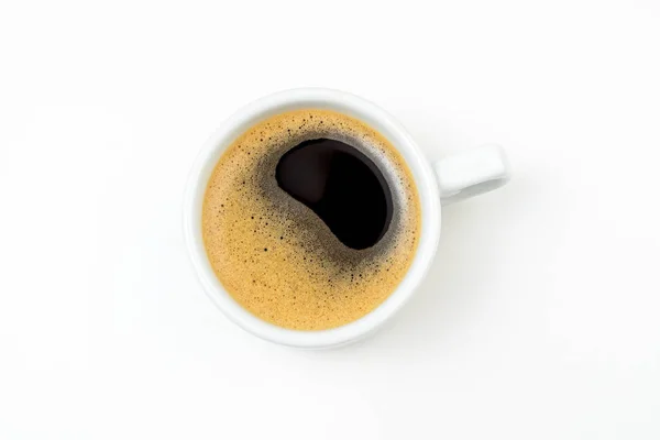 Taza de café expreso en la mesa de la cocina blanca. Primer plano de la taza de café. Mañana, desayuno, energía, café concepto de descanso . — Foto de Stock