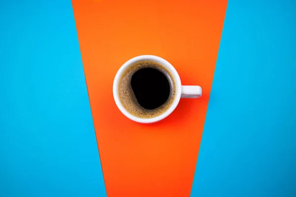 Coffee cup espresso on trend colorful background. Coffee cup closeup. Morning, breakfast, energy, coffee break concept. Trendy colors of 2020 blue and lush lava. — Stock Photo, Image