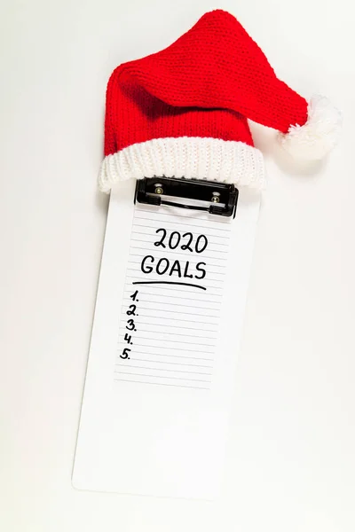 机の上の新年の目標2020 。ノートブックで2020年の解像度 — ストック写真