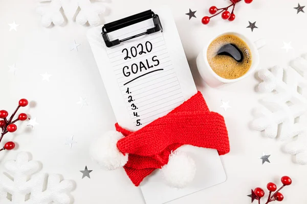 Újévi célok 2020 az asztalon. 2020 célok listája notebook, csésze kávé fehér háttér — Stock Fotó