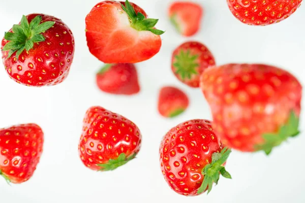 Erdbeere auf weißem Hintergrund von oben. Beerenmuster. fallende Erdbeeren auf Weiß — Stockfoto