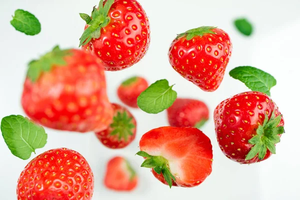 Fraise sur fond blanc, vue de dessus. Modèle de baies. Fraises tombantes sur blanc — Photo