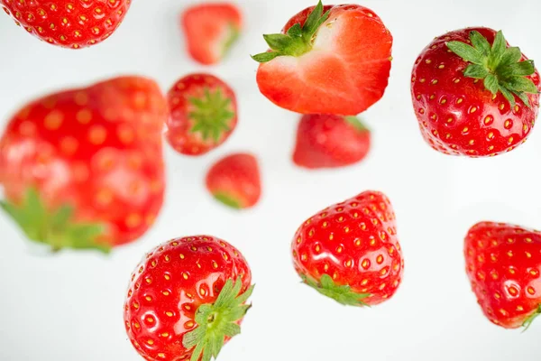सफेद पृष्ठभूमि पर गिरने वाली बेरी स्ट्रॉबेरी। फ्लाइंग बेरी पैटर्न। सफेद पृष्ठभूमि पर ताजा स्ट्रॉबेरी की पृष्ठभूमि — स्टॉक फ़ोटो, इमेज