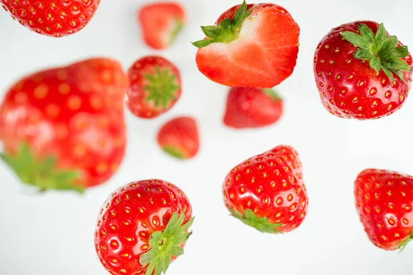 Falling berries strawberry on white background. Flying berries pattern. Background of fresh strawberry on white background — 스톡 사진