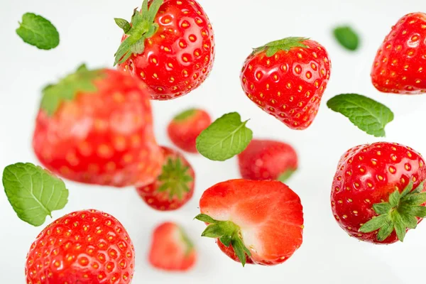 草莓在白色的背景上坠落。 飞行的浆果图案。 白色背景下新鲜草莓的背景 — 图库照片