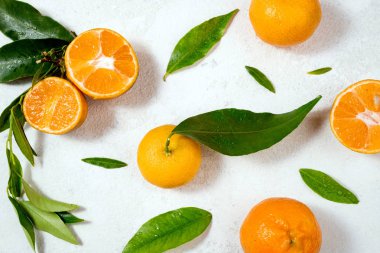 Yeşil yapraklı çerçeve ve mandalinalı narenciye arkaplanı