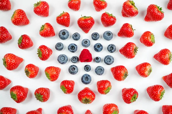 Strawberry and blueberry on white background, top view. Berries pattern. Heart frame made of fresh strawberry on white background — Stock Photo, Image