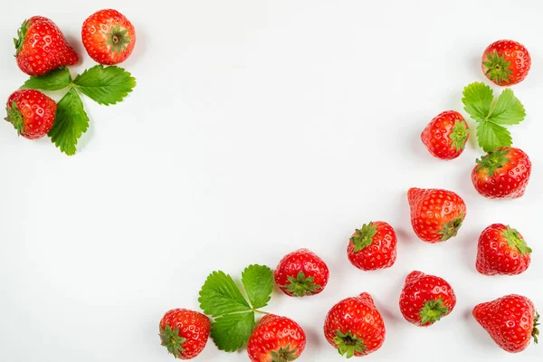 Fraise sur fond blanc, vue de dessus. Modèle de baies. Cadre en fraise fraîche avec des feuilles vertes sur blanc — Photo