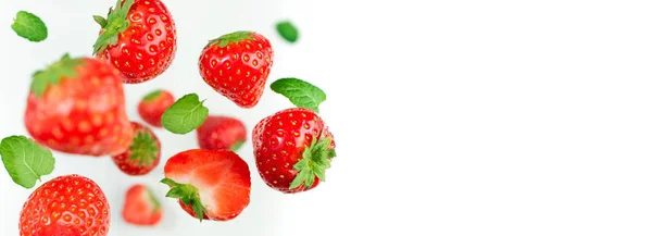 सफेद पृष्ठभूमि पर गिरने वाली बेरी स्ट्रॉबेरी। फ्लाइंग बेरी — स्टॉक फ़ोटो, इमेज