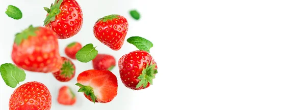 Fallende Beeren Erdbeere auf weißem Hintergrund. fliegende Beeren — Stockfoto