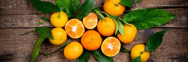 Tangerine, mandarines, clementine, citrus fruits with leaves — Stock Photo, Image