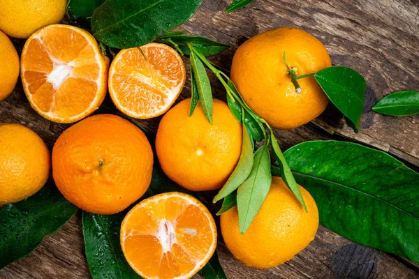 Tangerine, mandarines, clementine, citrus fruits with leaves — Stock Photo, Image
