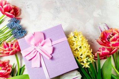 Laleler, bahar çiçekleri ve hediye kutusuyla kadınlık geçmişi. Bahar arka planı. Çiçek deseni. Tebrik kartı, bayramlar, Paskalya, Anneler Günü, 8 Mart, mutlu yıllar. Düz yat, boşluğu kopyala