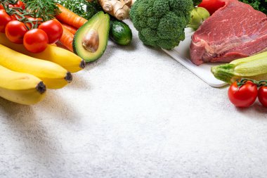 Dengeli beslenme geçmişi. Sağlıklı beslenme için çeşitli Akdeniz diyet ürünlerinin seçimi. Mutfak masasında yemek pişirmek için sağlıklı besin maddeleri. Üst görünüm kopyalama alanı