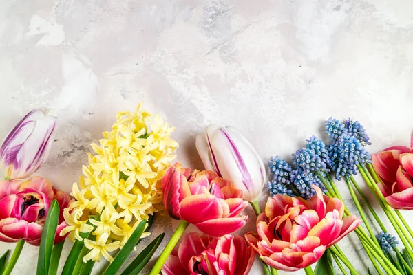 チューリップ 春の花と春の背景 女性の背景 グリーティングカード イースター 母の日 3月のコンセプト フラットレイアウト トップビュー コピースペース — ストック写真