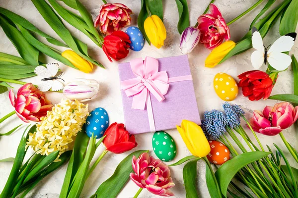 Ανοιξιάτικο Φόντο Λουλούδια Αυγά Πάσχα Και Κουτί Δώρου Τουλίπες Ανοιγοκλείνουν — Φωτογραφία Αρχείου