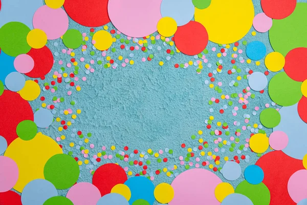 Uroczysta Lub Karnawałowa Rama Kolorowego Konfetti Niebieskim Tle Przestrzenią Kopiowania — Zdjęcie stockowe