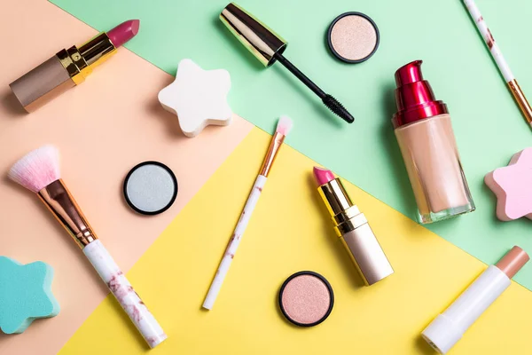 Makeup Produkter Och Dekorativa Kosmetika Färg Bakgrund Platt Låg Uppsättning — Stockfoto