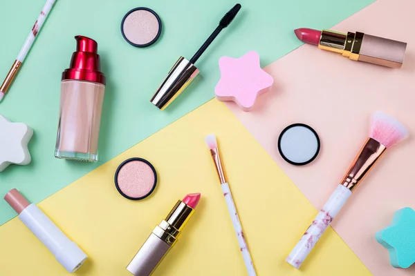 Prodotti Trucco Cosmetici Decorativi Sfondo Colori Posa Piatta Set Cosmetici — Foto Stock