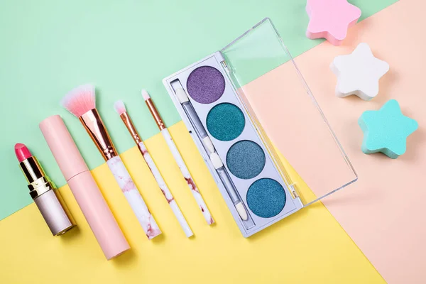 Prodotti Trucco Cosmetici Decorativi Sfondo Colori Posa Piatta Set Cosmetici — Foto Stock