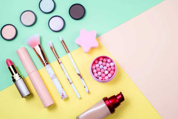 Makeup Produkter Och Dekorativa Kosmetika Färg Bakgrund Platt Låg Uppsättning — Stockfoto