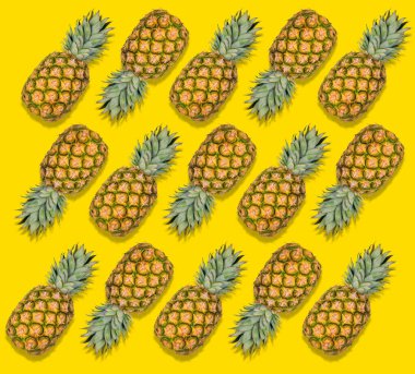 Sarı arka planda taze ananas renkli meyve deseni. Tropik soyut meyve deseni. Minimum yaz yemeği konsepti. Düz yatış, üst görünüm