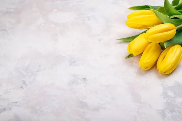 Boeket Gele Tulpen Pastelachtergrond Bovenaanzicht Fijne Voorjaarsvakantie Verjaardag Pasen Moederdag — Stockfoto