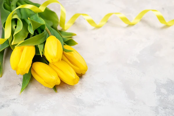 Gelbe Tulpen Auf Pastellfarbenem Hintergrund Von Oben Frohe Frühlingsferien Geburtstag — Stockfoto