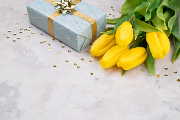 黄色のチューリップとギフトボックスのトップビューの花束 幸せな春休み 誕生日 イースター 母の日 バレンタイン 女性の日 結婚式の概念 休日のカードプレゼント招待状バナー スペースのコピー — ストック写真