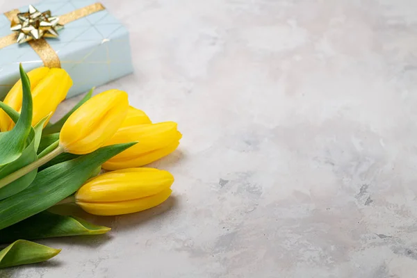 Bouquet Tulipes Jaunes Boîte Cadeau Vue Dessus Joyeuses Vacances Printemps — Photo