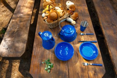 Yemekler için masaya kamp