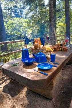 Yemekler için masaya kamp