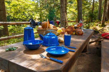 Yemekler için masaya kamp