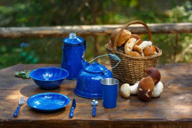 Yemekler için masaya kamp