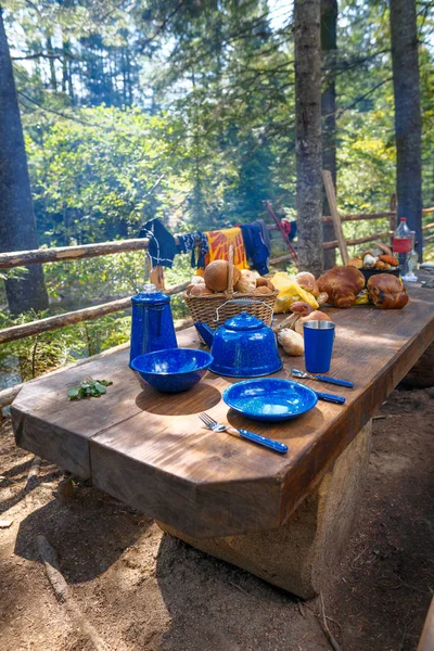 Yemekler için masaya kamp