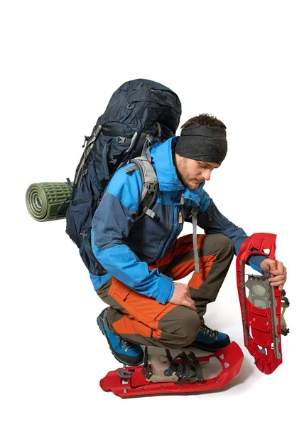 Sırt çantası ve kar ayakkabıları ile dağcı