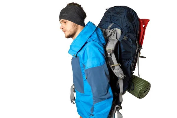 Beyaz arka plan üzerinde sırt çantası ile dağcı