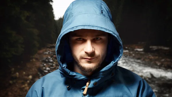 mavi bir ceket ve gezgin