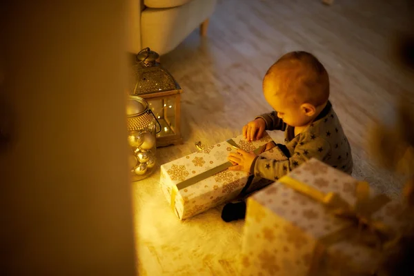 küçük çocuk Noel hediyeleri oturur