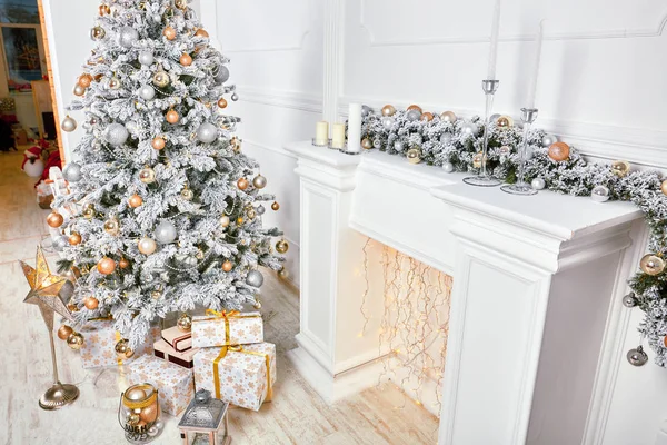 şömine, hediyeler ile Noel ağacı