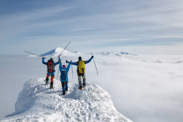 Excursionistas están por encima de las nubes — Foto de Stock