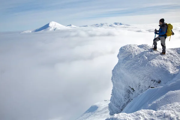 turistik dağ kenarında duruyor