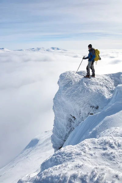 turistik dağ kenarında duruyor