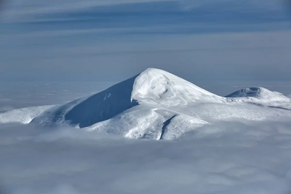 karla kaplı dağ bulutların üstünde