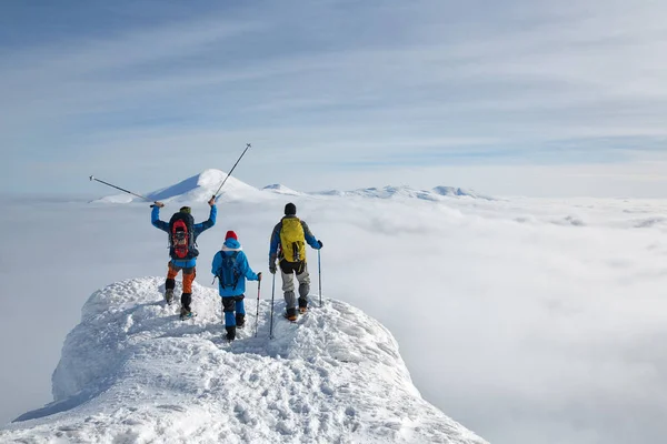 Excursionistas están por encima de las nubes Fotos De Stock Sin Royalties Gratis